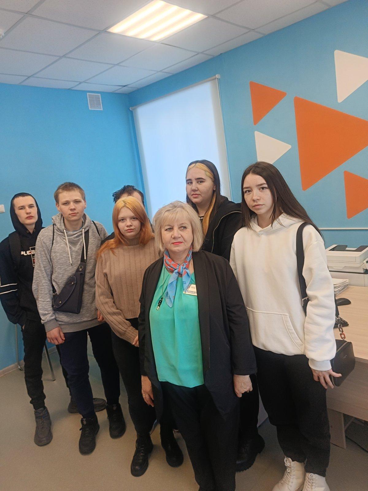 Для выпускников Павловского техникума провели экскурсию по обновленному филиалу службы занятости.