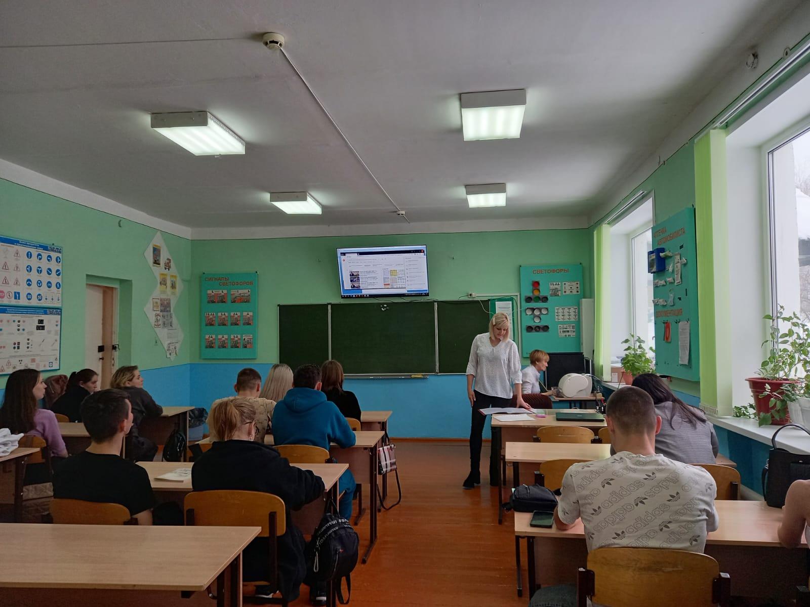 Специалист отдела ЗАГС провела со студентами Павловского техникума беседу.