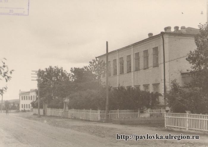 Здание Дома культуры (на дальнем плане слева).