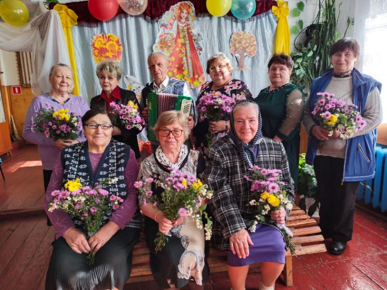 Я на пенсии сижу, время зря не провожу. Я на пенсии сижу, время зря не провожу.