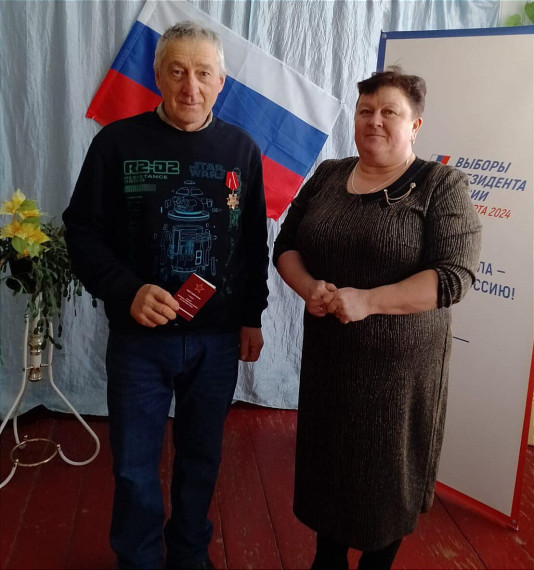В Илюшкино наградили медалью участника боевых действий.