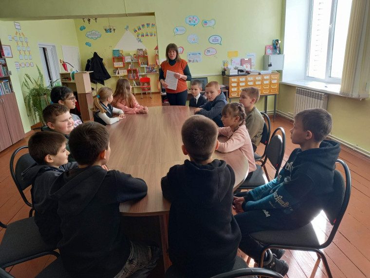 В Октябрьской сельской библиотеке провели познавательно-игровую программу для школьников. В Октябрьской сельской библиотеке провели познавательно-игровую программу для школьников.