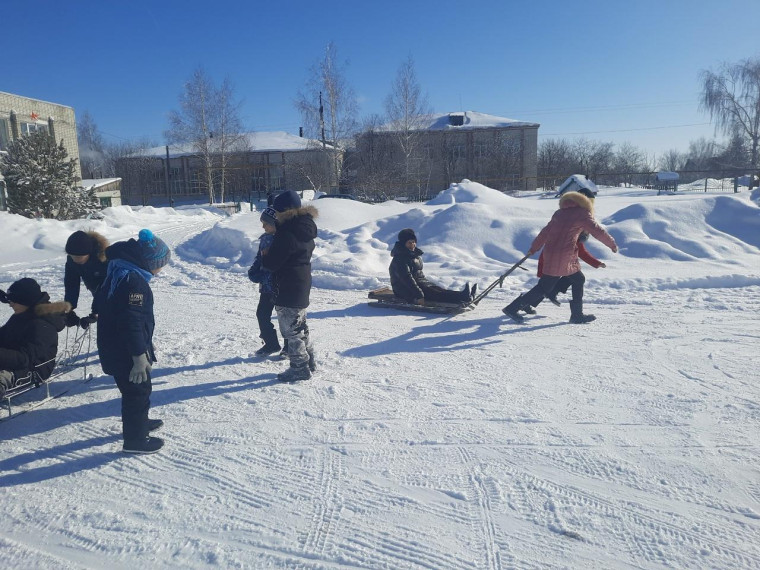 На площади Октябрьского СДК провели "Зимние забавы".