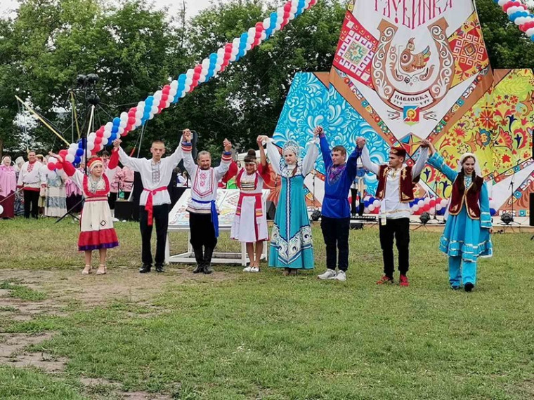 30 коллективов и 35 торговых точек из разных регионов нашей страны прибыли на Фестиваль "Поволжская Глубинка".