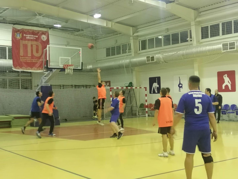 В Павловке прошли соревнования по баскетболу.