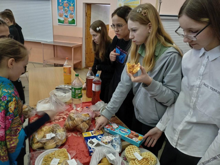 В Павловской СШ №1 прошла благотворительная ярмарка.