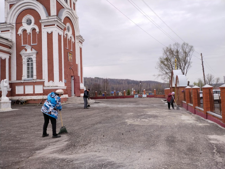 Очистили от мусора, и подмели территорию вокруг храма Николая Чудотворца..