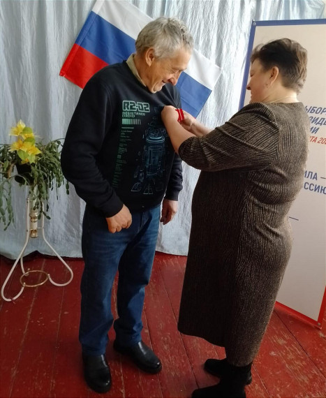 В Илюшкино наградили медалью участника боевых действий.