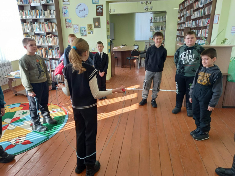 В Октябрьской сельской библиотеке провели познавательно-игровую программу для школьников.