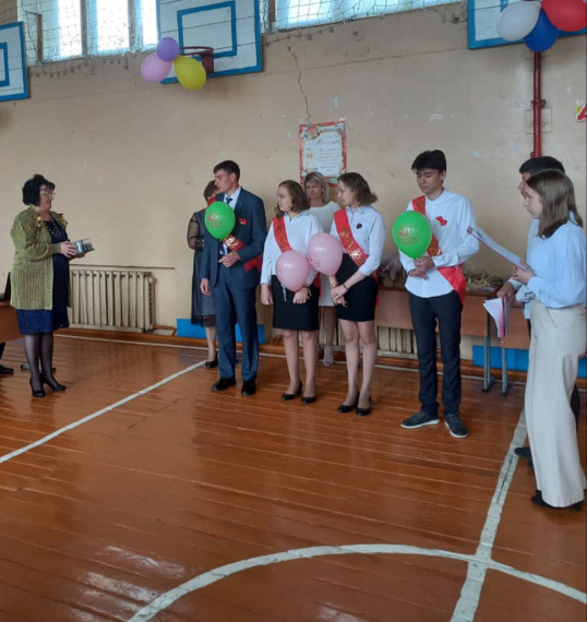 Культработники Тат-Шмалакского СДК поздравили выпускников.